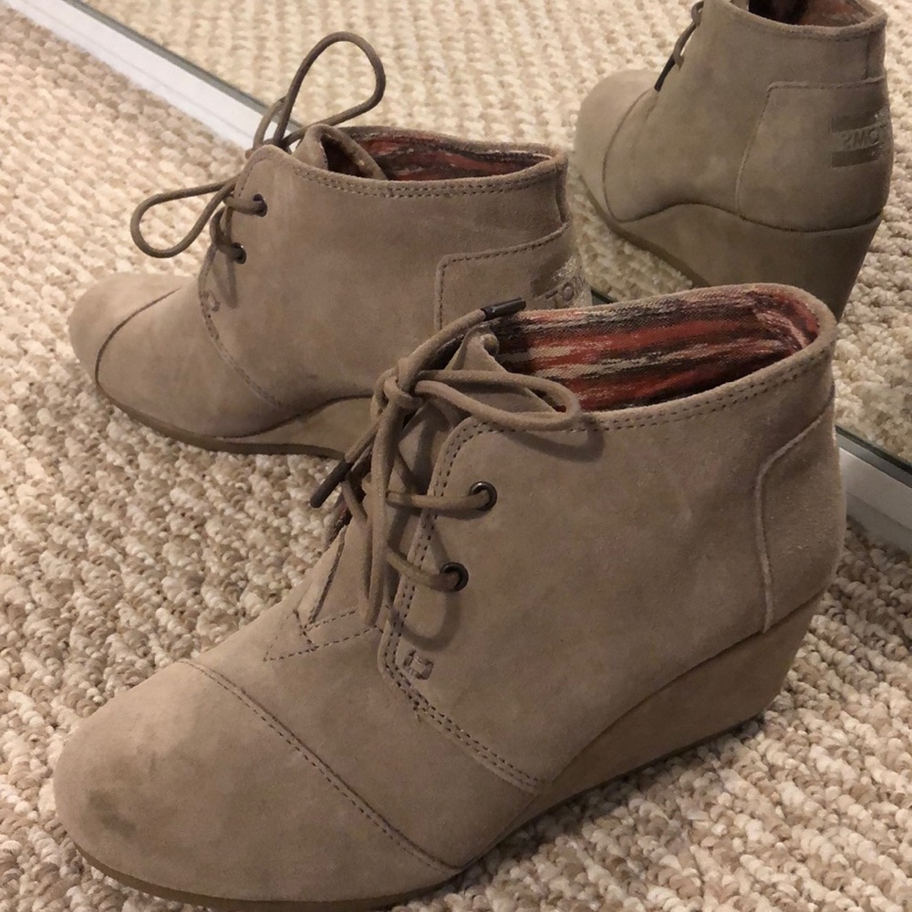 Toms desert wedge booties